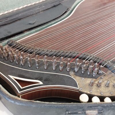 Zither with its case